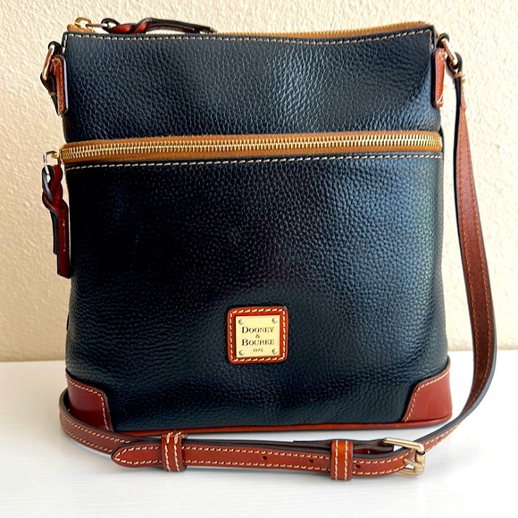 Dooney & Bourke Handbags - EUC DOONEY & BOURKE pebbled leather crossbody
